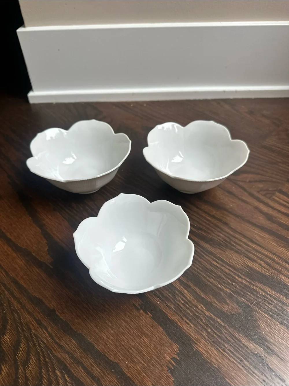Set of 3 White Scalloped Edge Bowls